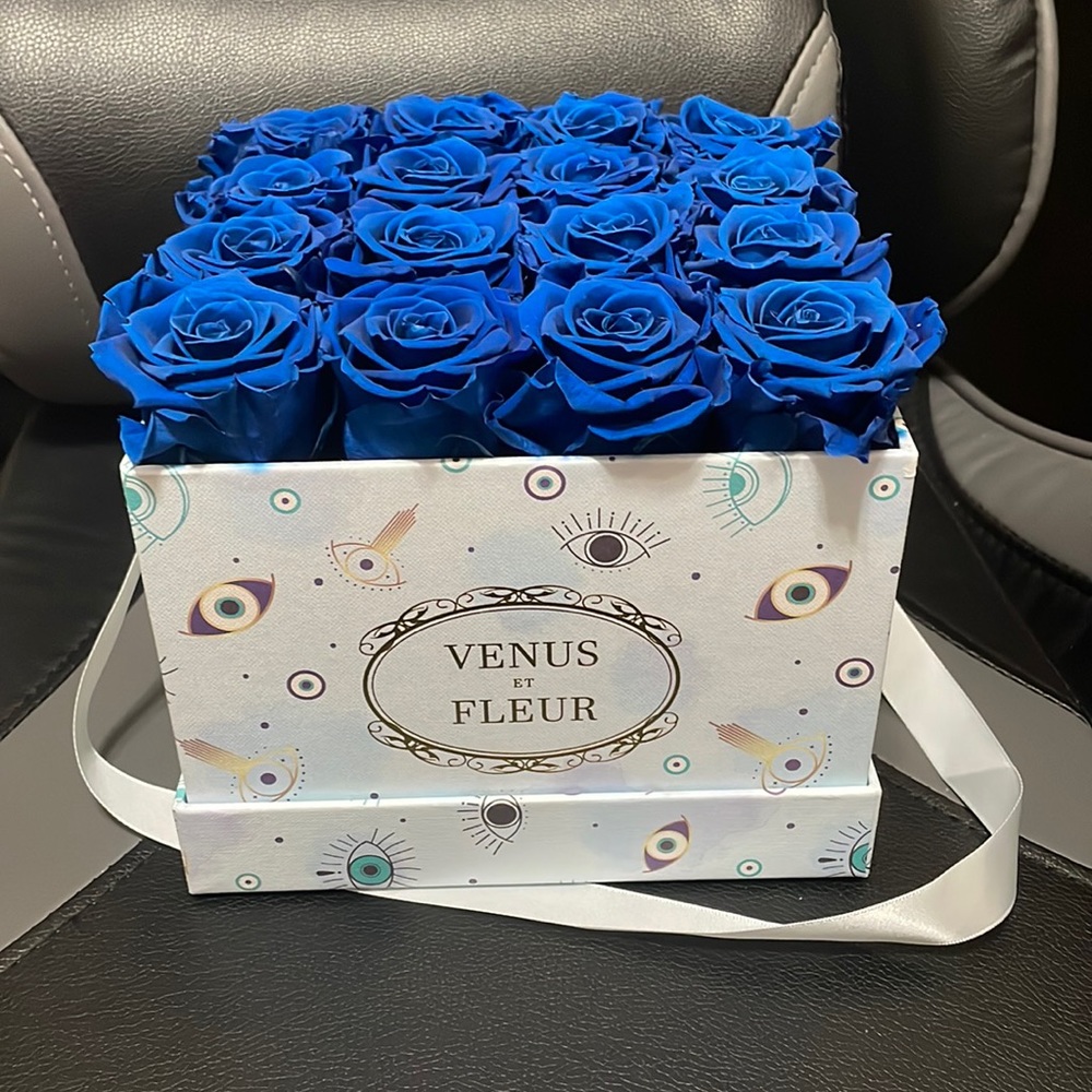 Venus et Fleur box of 16 Roses